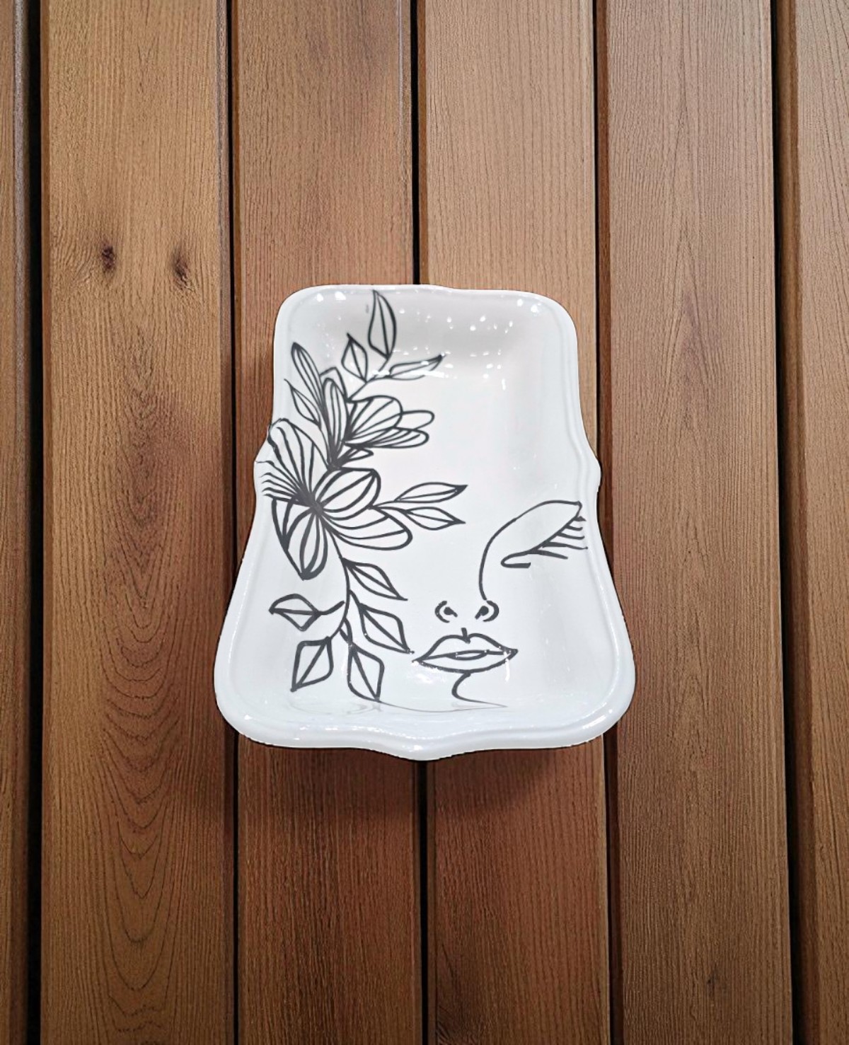 Plateau Cake Face Art – Image 3